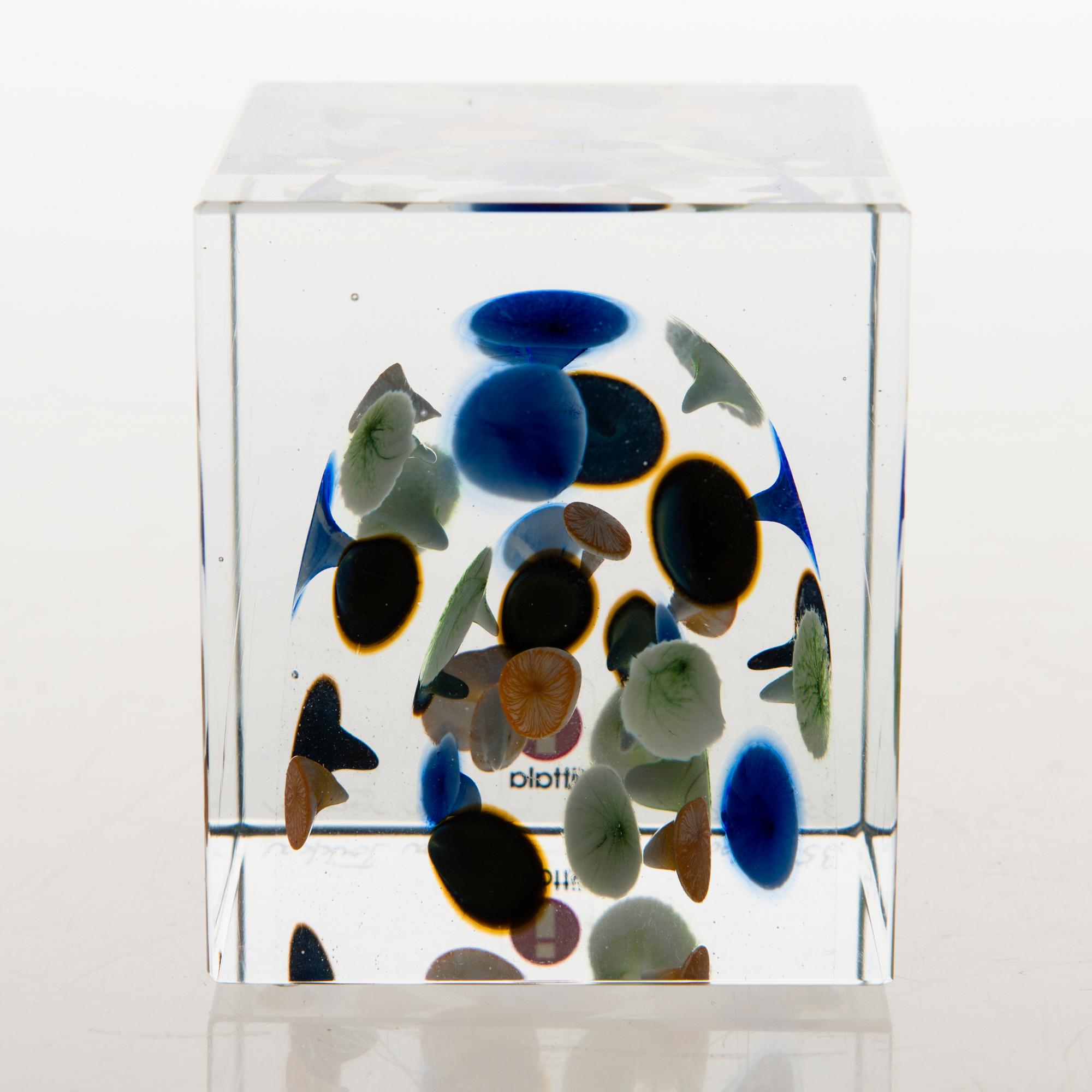 OIVA TOIKKA, An annual glass cube, signed Oiva Toikka Nuutajärvi 2005 and numbered 351/2000.