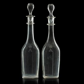 854. KARAFFER, ett par, glas. Ryssland, 1800-tal. Troligen kejserliga glasmanufakturen, St Petersburg.