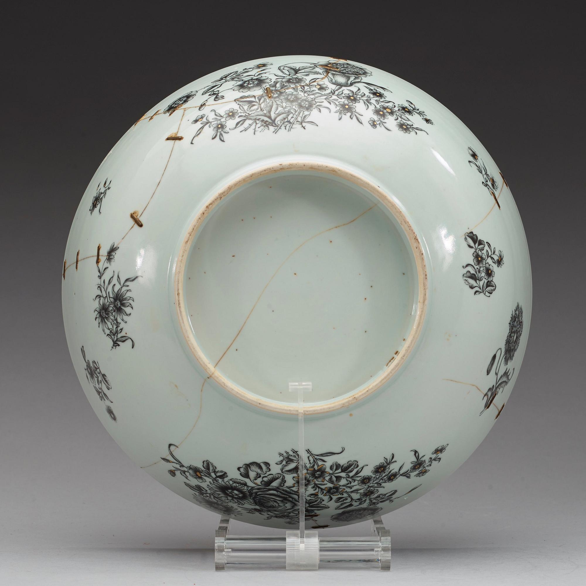 BÅLSKÅL med FAT, kompaniporslin. Qingdynastin, Qianlong, daterad 1762.
