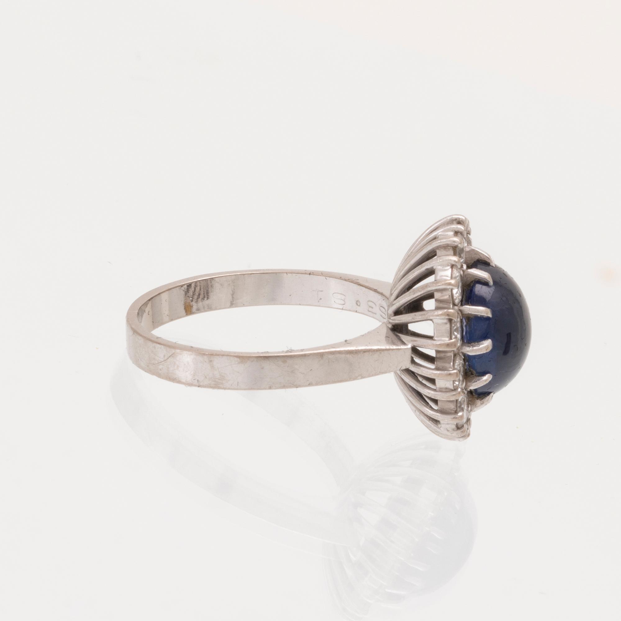 Ring 18K vitguld med cabochonslipad safir samt briljantslipade diamanter.