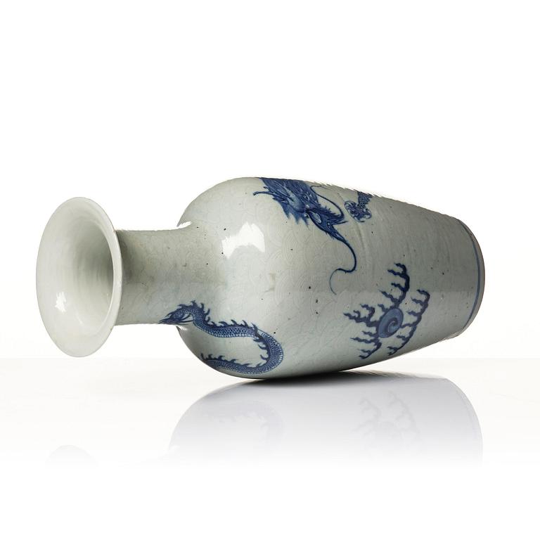 A large Chinese blue and white 'five clawed dragon vase' vase, late Qing dynasty, 19th century.