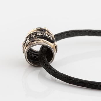Collier, By Birdie, svart textil med hänge silver med rosenslipade diamanter.