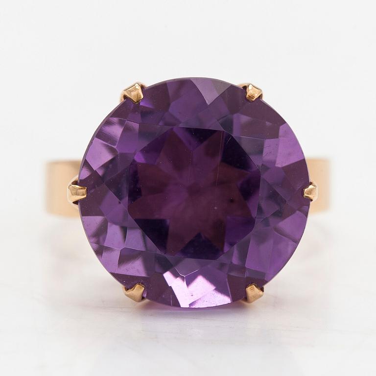 Bror Sundgren, a 14K gold and amethyst ring, Westerback, Helsinki 1969.
