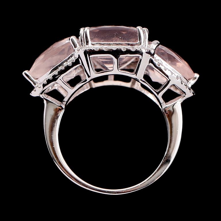 RING, 18 k vitguld, rosa kvarts ca 10.35 ct, briljantslipade diamanter tot ca 0.29 ct.