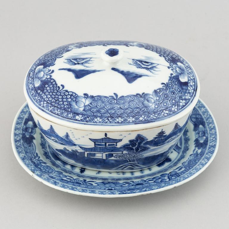 A blue and white bowl with cover and dish, Qing dynasty, Qianlong (1736-95).