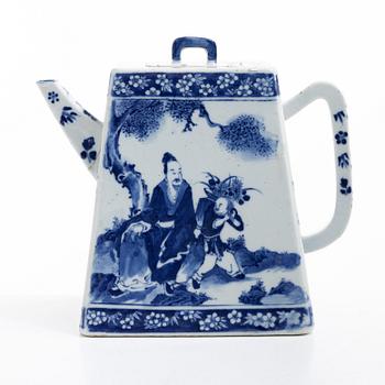 A large blue and white tea pot with cover, Qing dynasty, 19th century.