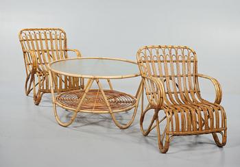 KORGFÅTÖLJER, ett par, samt BORD, omkring 1900-talets mitt.