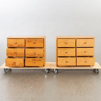 A pair of late 20th century chest of drawers.