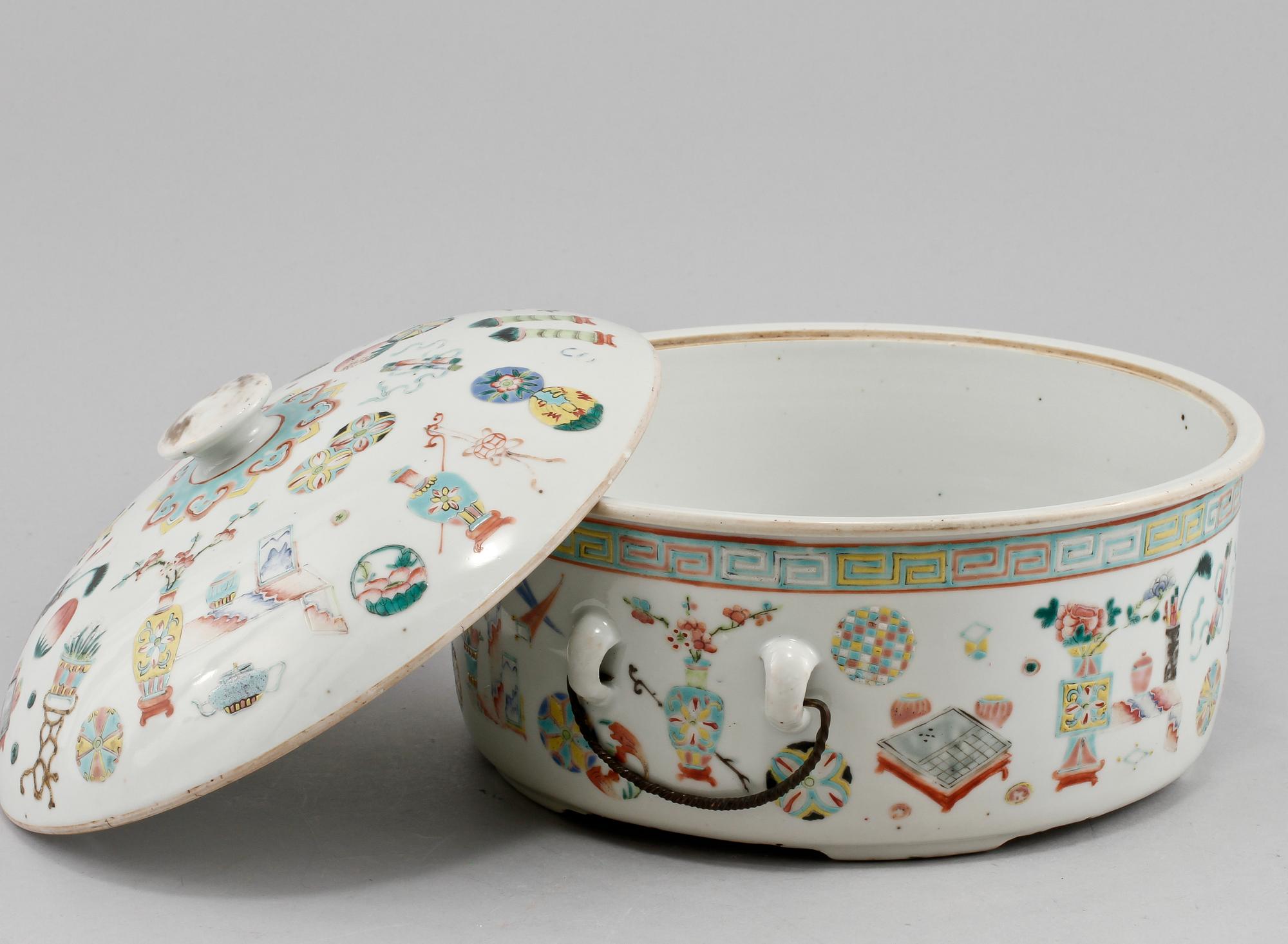 KAROTT MED LOCK, porslin, Kina, 1800-tal.