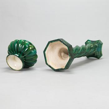 Blompelare med kruka, majolika, kring 1900.