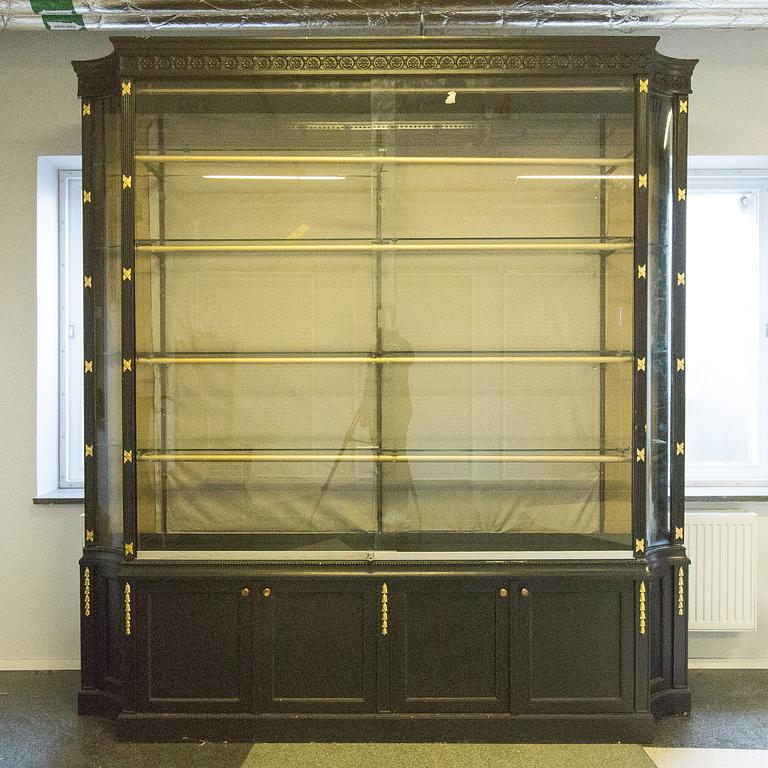 An early 20th century Gustavian style vitrine,