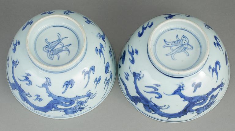 A pair of blue and white dragon bowls, Qing dynasty, Kangxi (1662-1722).