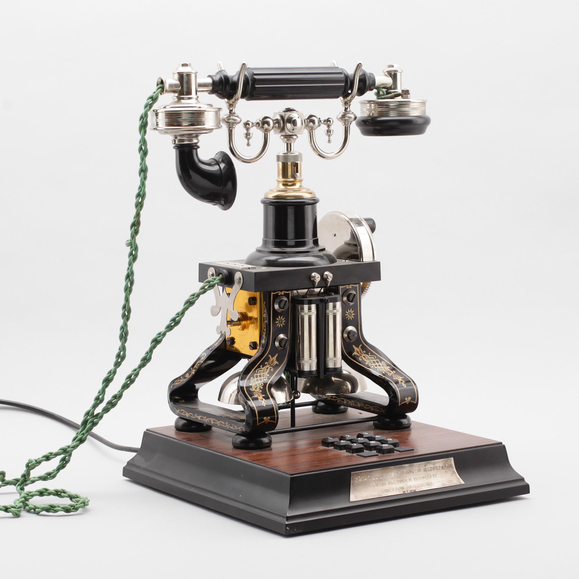 BORDSTELEFON, jubileumsmodell efter "Taxen", LM Ericsson, 1900-talets senare del.