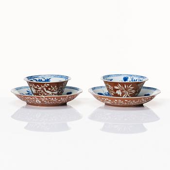 A rare set of blue and white and cappuciner brown goods with an engraved decoration, Qing dynasty, Kangxi (1662-1722).