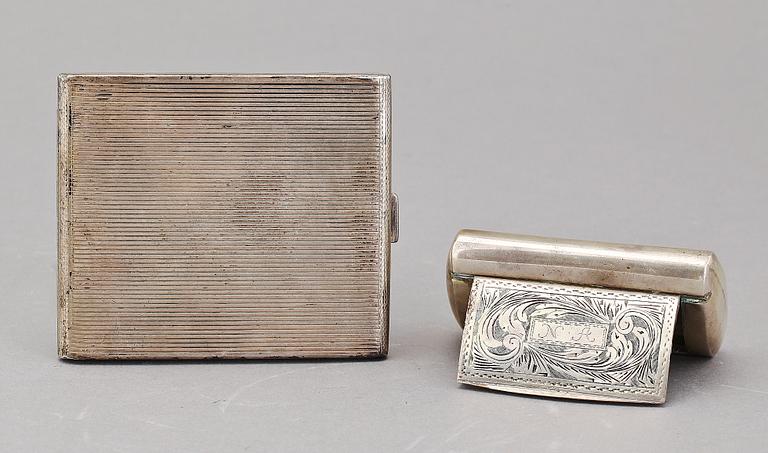 CIGARETTSKRIN samt DOSA, silver, importstämplar, 1900-tal. Vikt 198 gram.