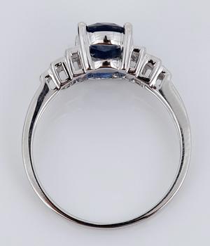 RING 14k vitguld, safir 1,65 ct och diamanter tot 0,10 ct.