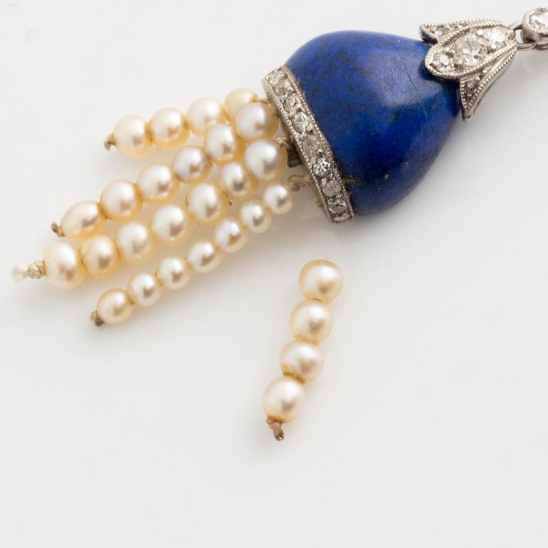 Örhängen, med lapis lazuli med gammalslipade diamanter med pärlor.