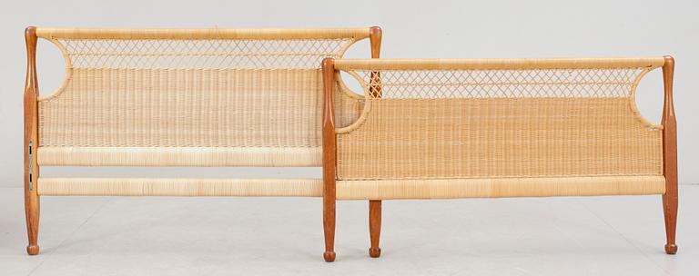SÄNGGAVLAR, ett par, modellnummer "960", Josef Frank, Svenskt Tenn, modellen formgiven år 1939.