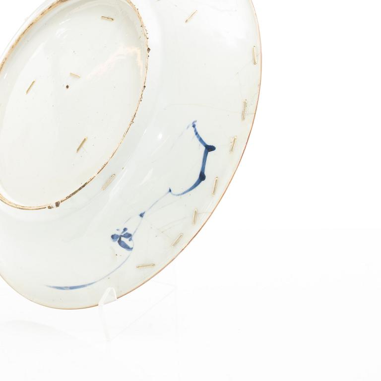 A group of three large Chinese blue and white porcelain dishes, Qing dynasty, Kangxi (1662-1722).