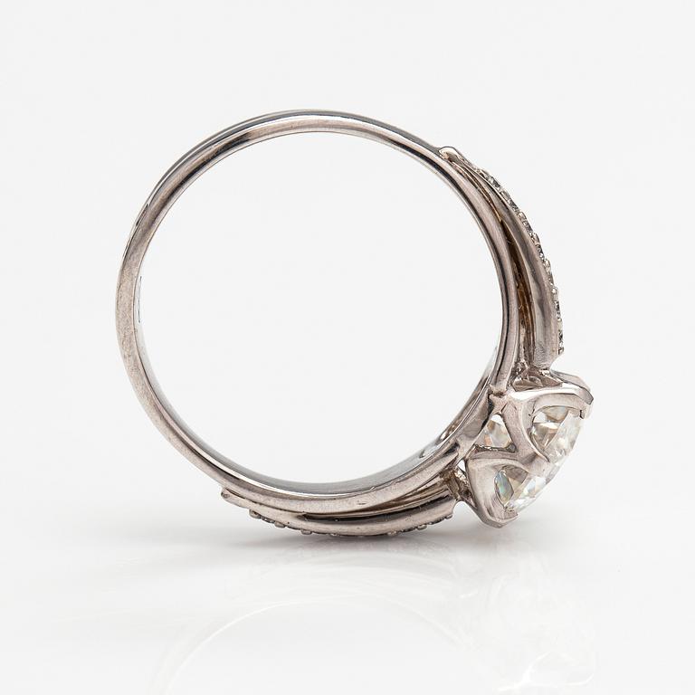 Sormus, 14K valkokultaa, moissaniitti n. 1.50 ct ja timantteja n. 0.12 ct yht. GRA-todistus.