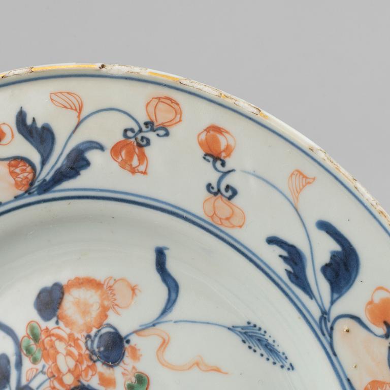 Five blue and white and imari export porcelain plates, Qing dynasty, Qianlong (1736-95).