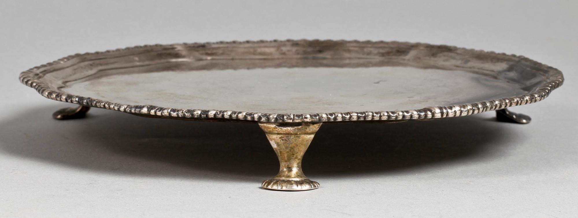 PRESENTERBRICKA, silver. Trol Ebenezer Coker, London, England 1771. Vikt 348g.