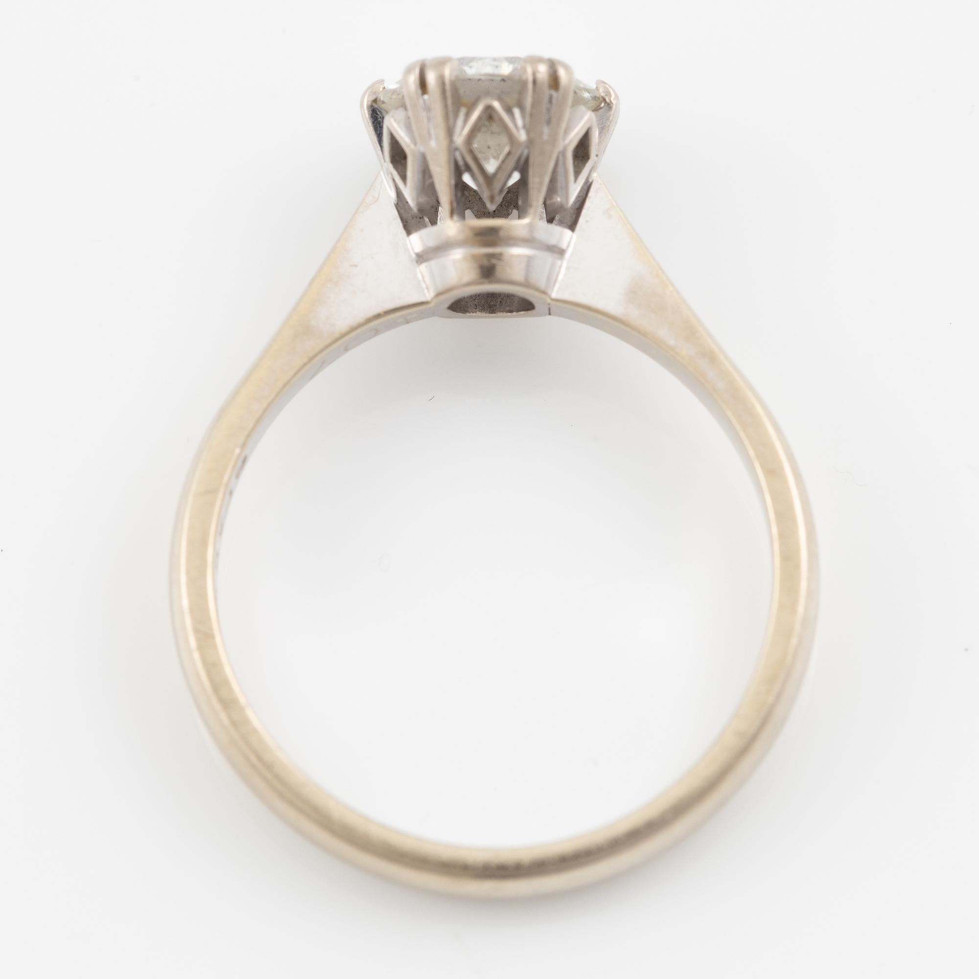 Ring 18K vitguld med en rund briljantslipad diamant.