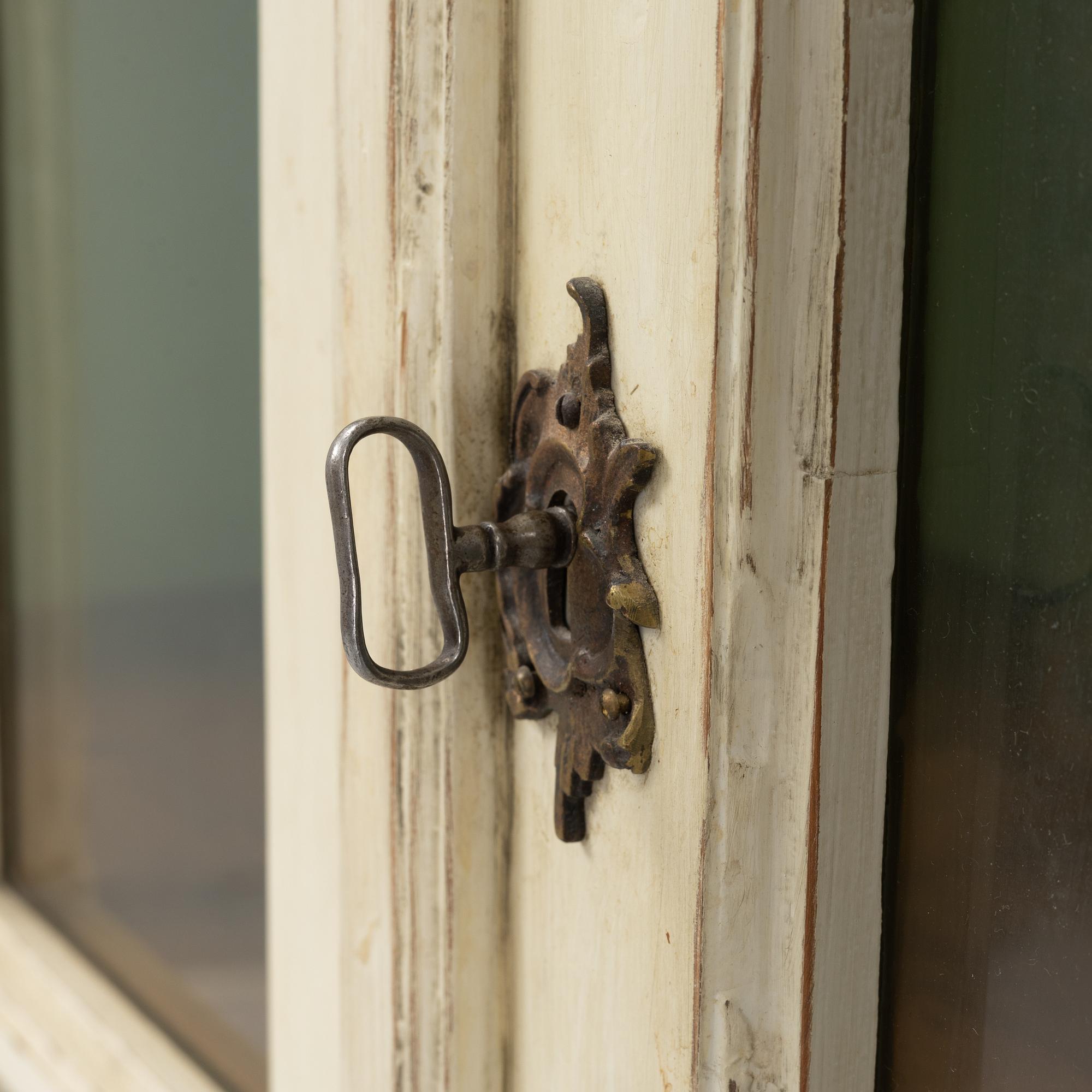 A Rococo style vitrine cabinet, 19th century.