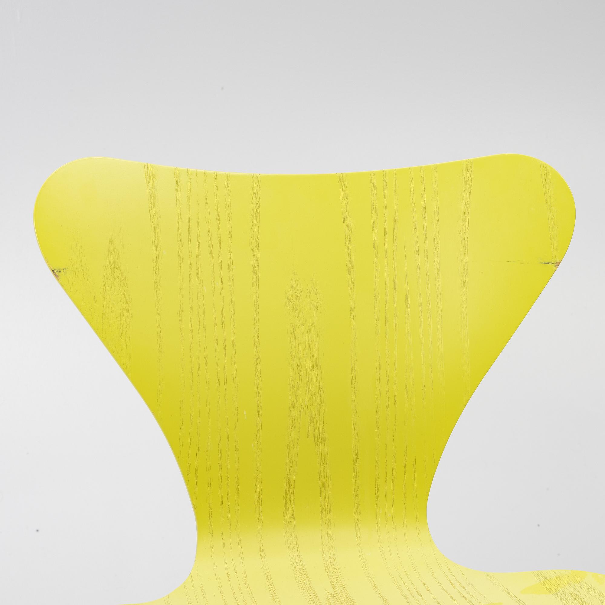 Arne Jacobsen, 8 chairs, “The Series 7”, Fritz Hansen, 2002.