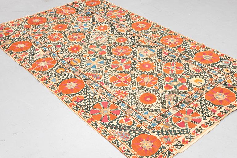 Broderi, antik Uzbekistan suzani, ca 244 x 145 cm.