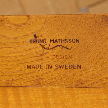Bruno Mathsson, vilstol, modell 36, Frima Karl Mathson, Värnamo 1940, samt ett läsbord, Firma Karl Mathsson, 1900-talets mitt.