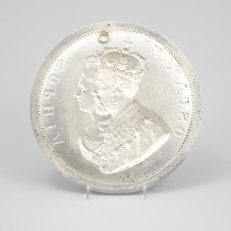 MEDALJONG, signerad Lea Ahlborn och daterad 1873.