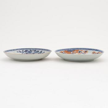 Skålfat, två stycken, kompaniporslin, Kina, Qingdynastin, Qianlong (1736-95).