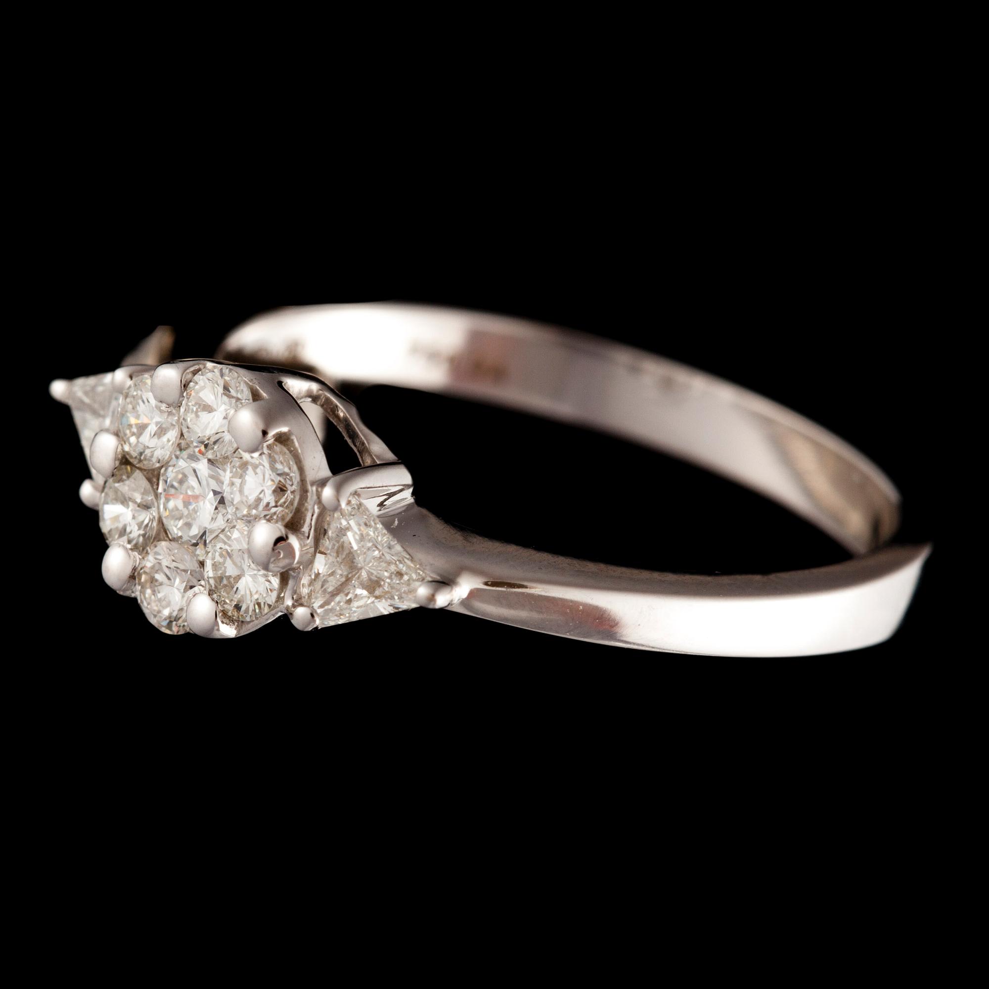 RING, 18K vitguld, diamanter totalt 0,63 ct. Finska importstämplar. Vikt 3,7 g.