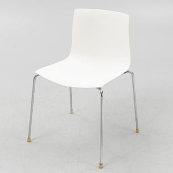 A "Dizzie" table and four "Catifa 46" chairs from Arper.