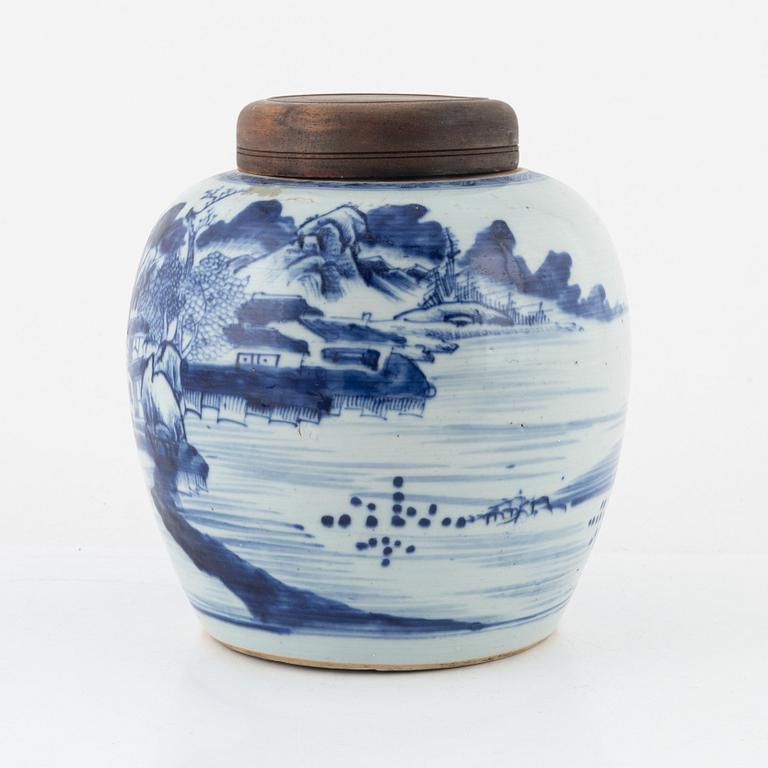 A blue and white porcelain ginger jar, Qing dynasty, 19th century.