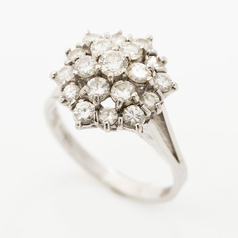 Ring 18K white gold set with brilliant-cut diamonds.