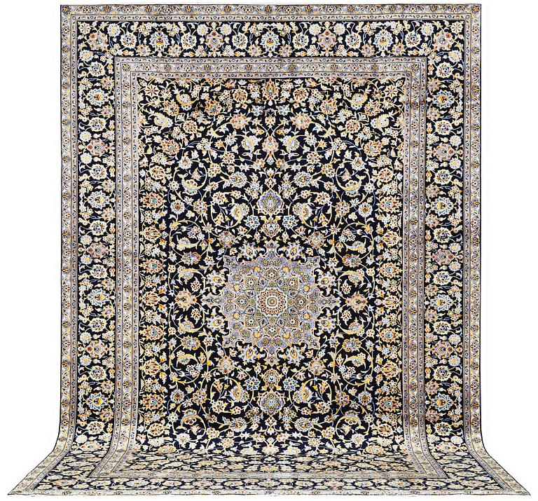 A Kashan carpet, c. 421 x 293 cm.