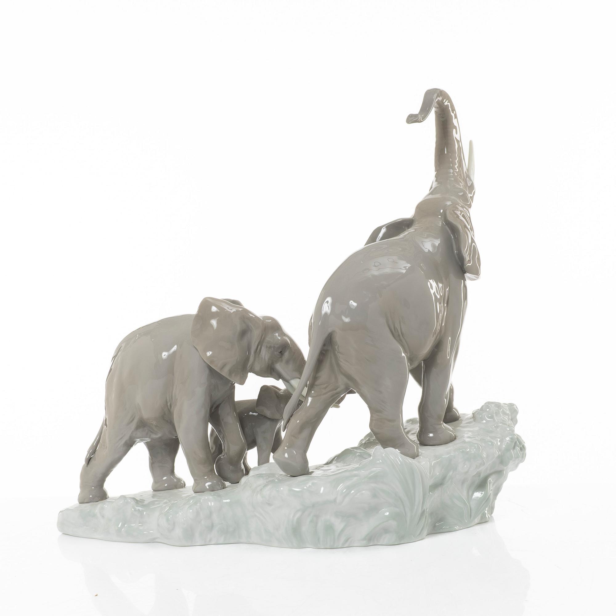 Fulgencio García, figurine, "Elephants walking", Lladró, Spain.