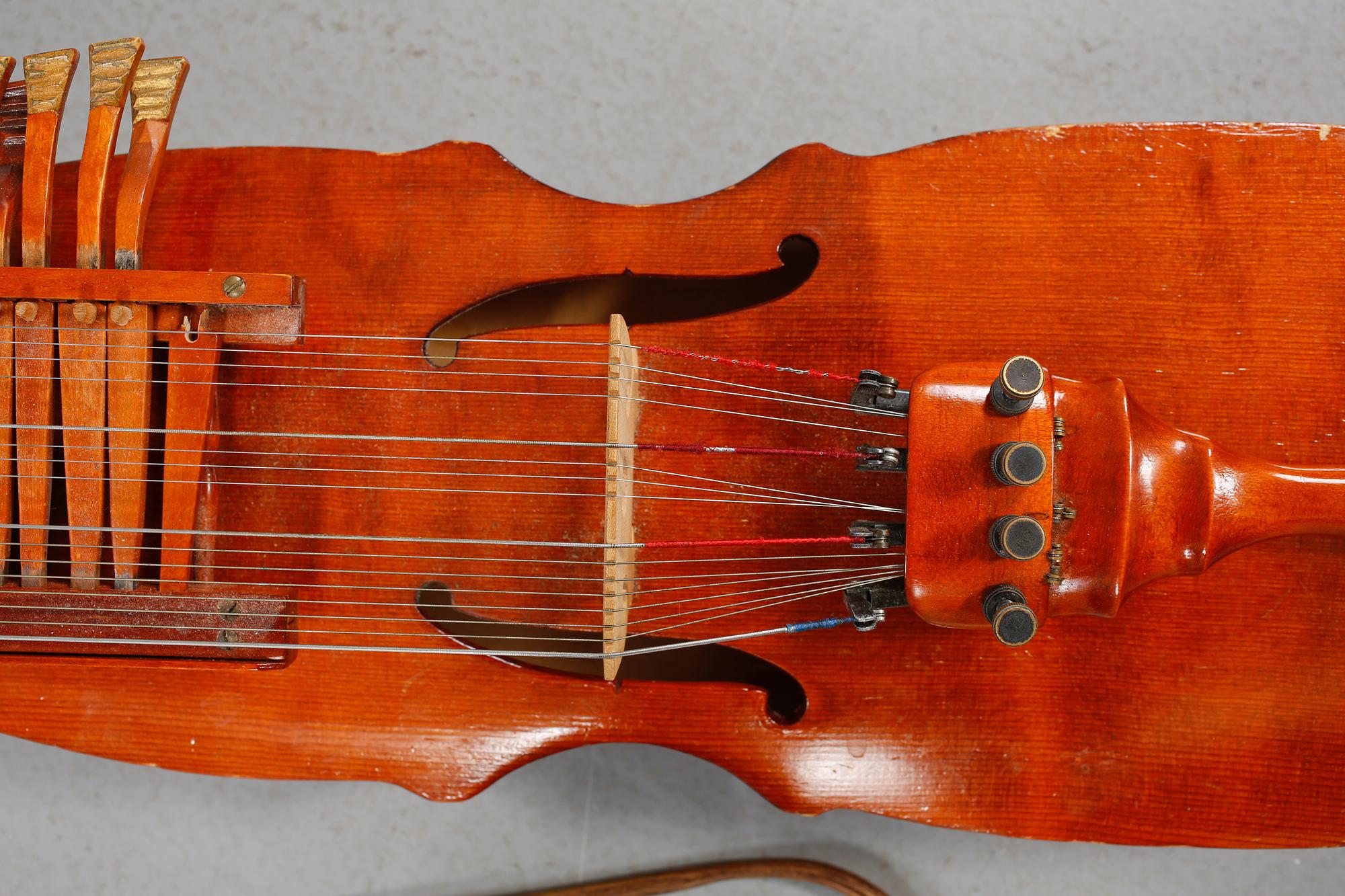 NYCKELHARPA samt STRÅKE, 1900-tal.