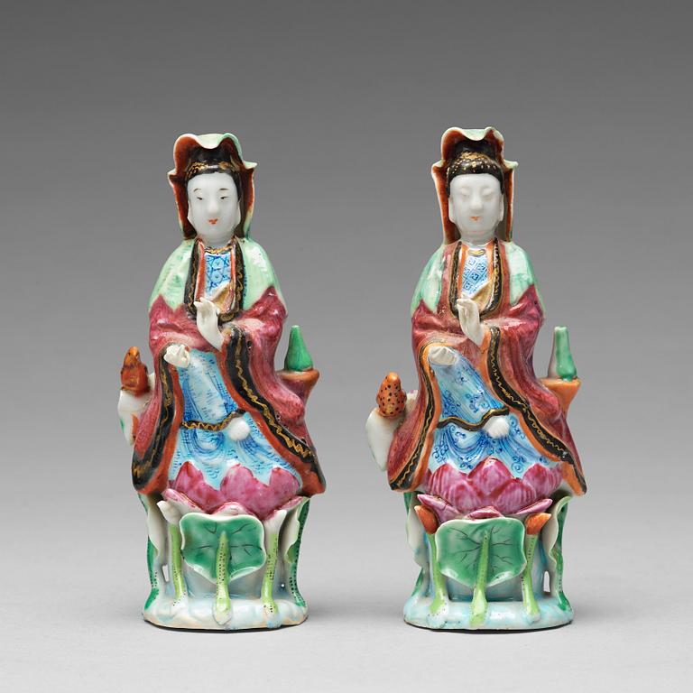 A pair of famille rose figures of Guanyin, Qing dynasty, 19th century.