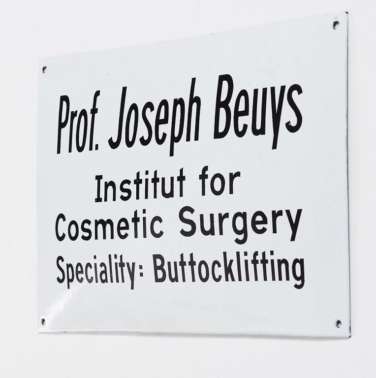 Joseph Beuys, "Buttocklifting".