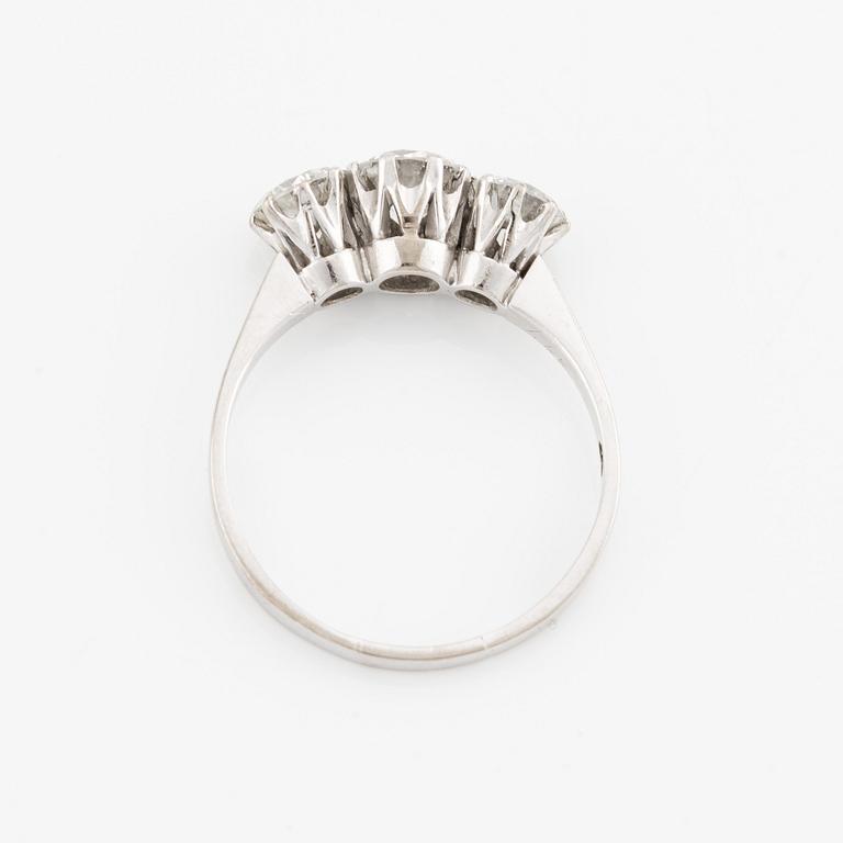 Ring, 18K vitguld med briljantslipade diamanter, totalt 1,65 ct.
