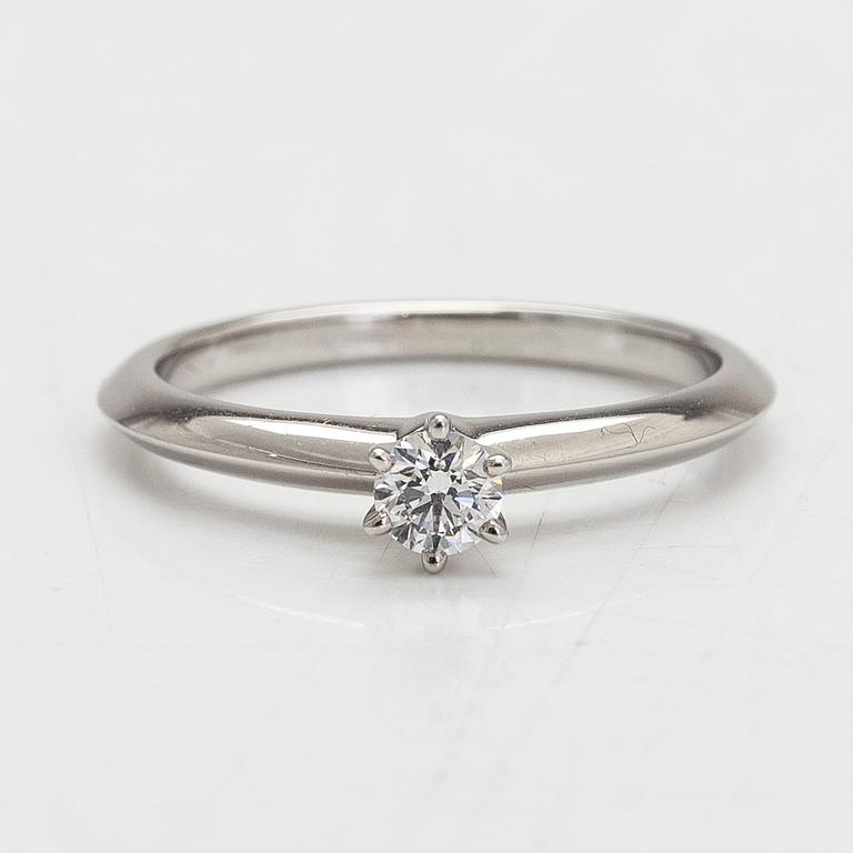 Tiffany & Co, sormus, platinaa ja briljanttihiottu timantti 0.19 ct kaiverruksen mukaan.
