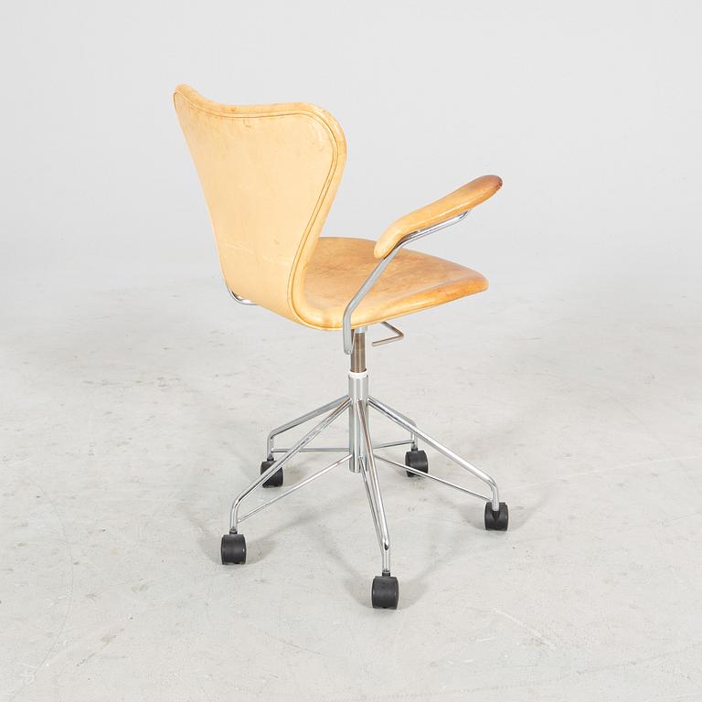 An Arne jacobsen Sjuan leather swivel chair for Fritz Hansen 1999.