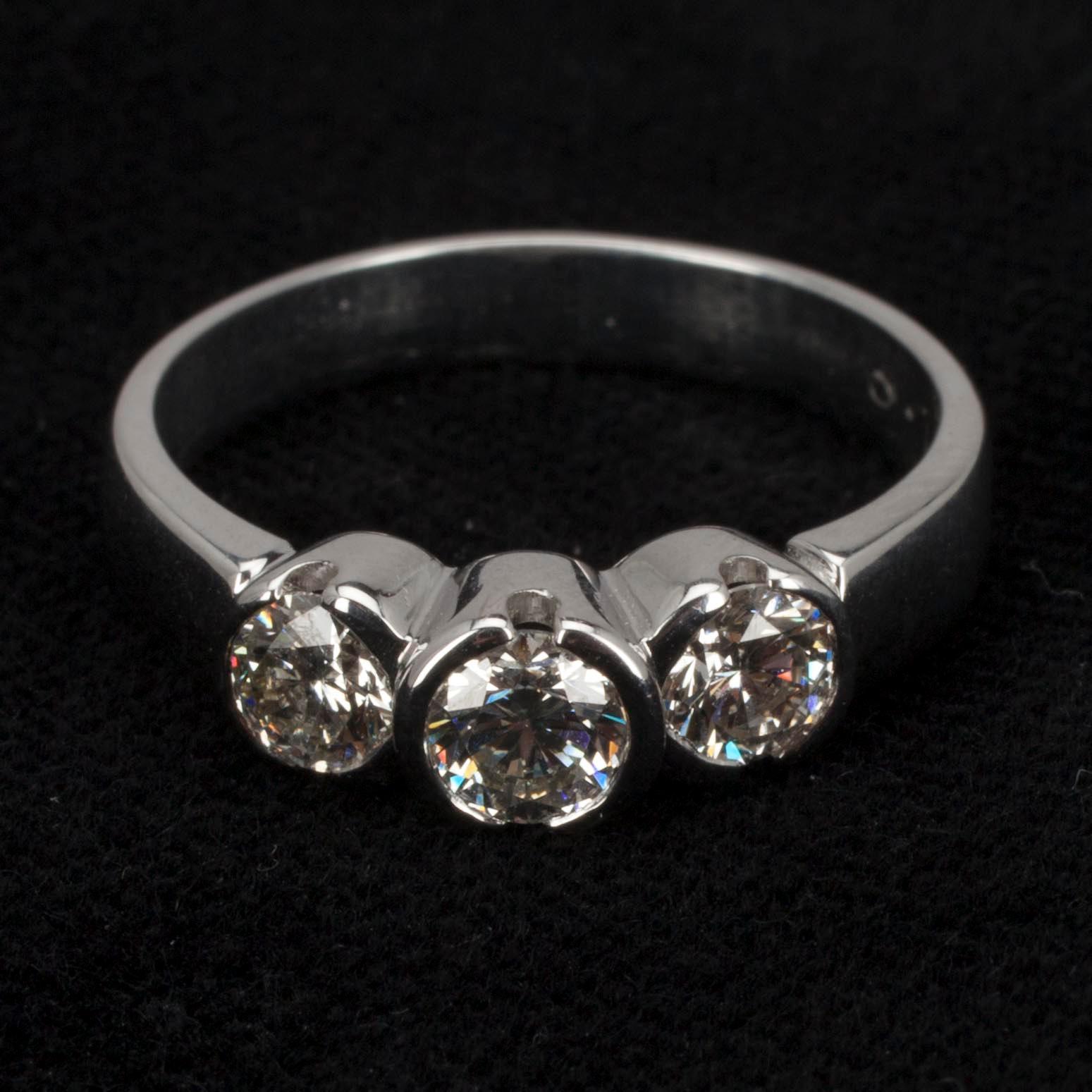 RING, vitguld 14K med tre diamanter, tot. ca. 1 ct.