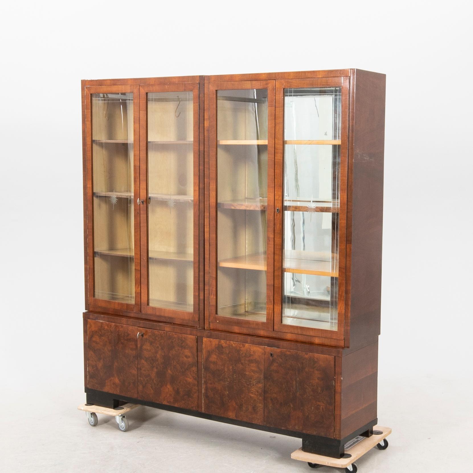 Vitrinskåp 1900-talets första hälft.