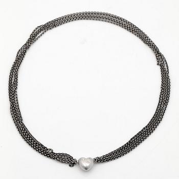 COLLIER, Ole Lynggaard, femradig oxiderad silverlänk, med lås i form av ett hjärta med diamanter.