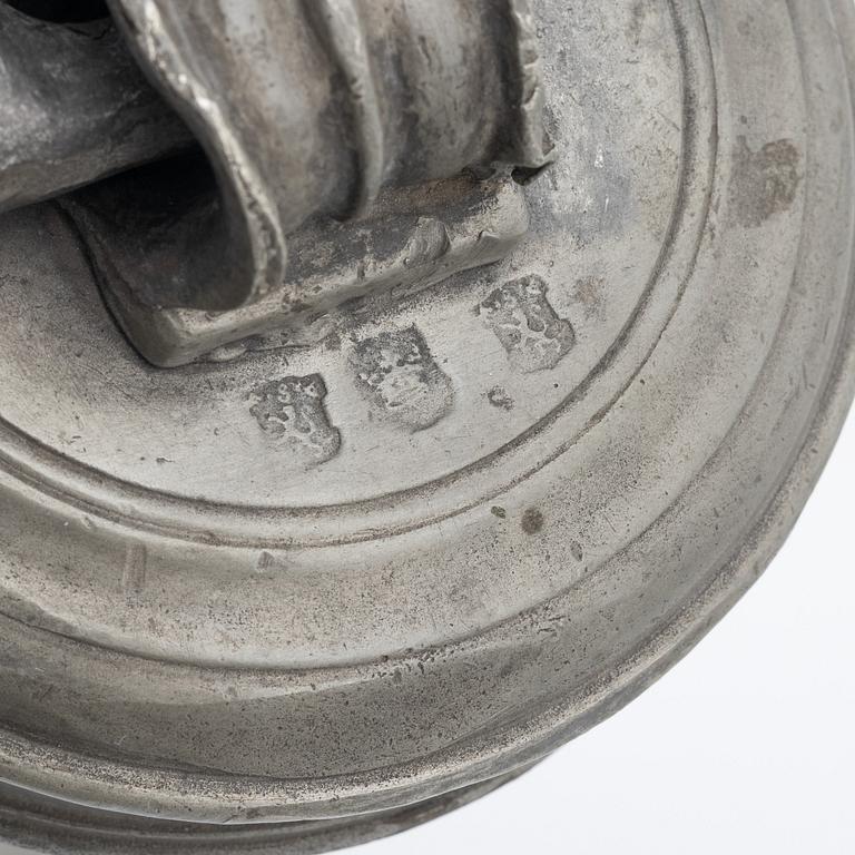 Prismflaska, tenn, av Magnus Söderberg, (mästare i Stockholm 1716-1746, änkan drev verkstaden till 1767).