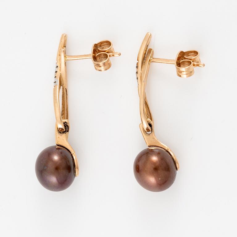 A pair of earrings in 14K gold with cultured coloured freshwater pearls and round brilliant-cut diamonds.